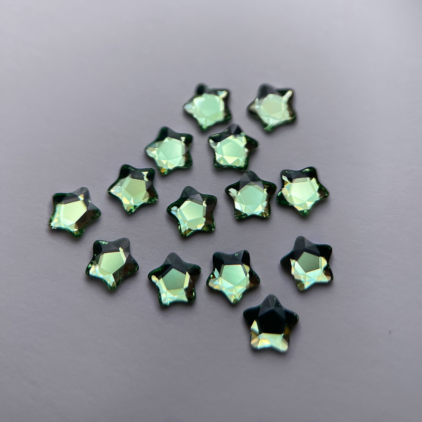 Strass dentaire Swarovski en forme de petite étoile, couleur pistachio, haute brillance, qualité professionnelle.