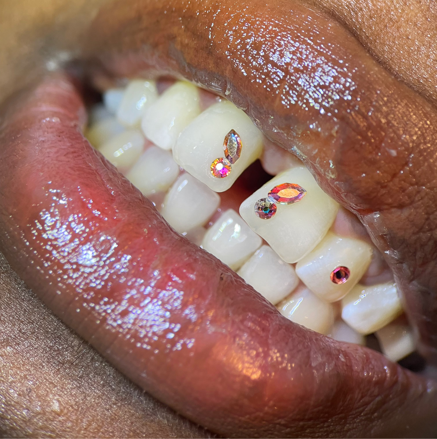 sourire orné d'un papillon swarovski couleur holographic