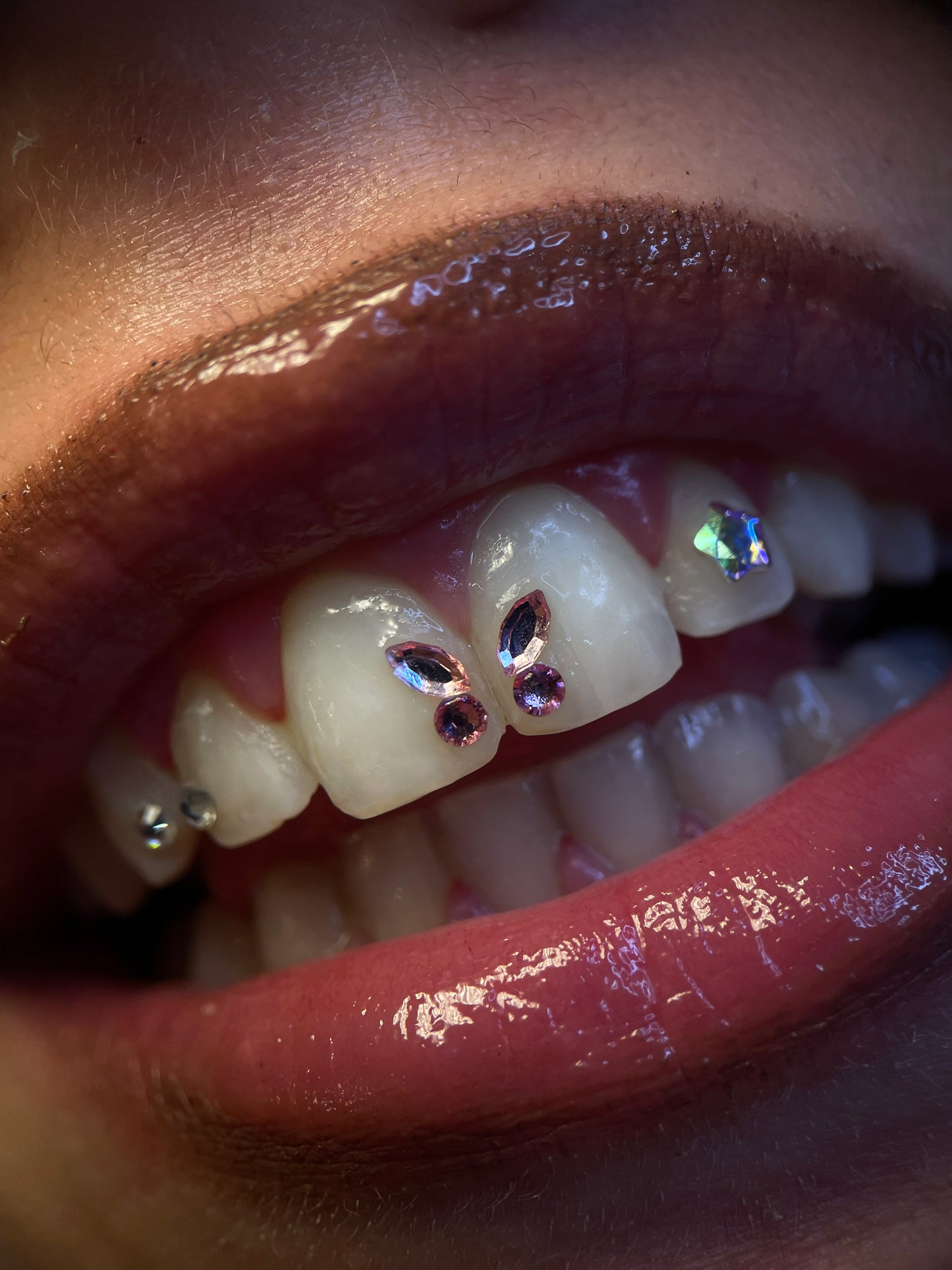 Sourire orné de deux navettes swarovski pink baby