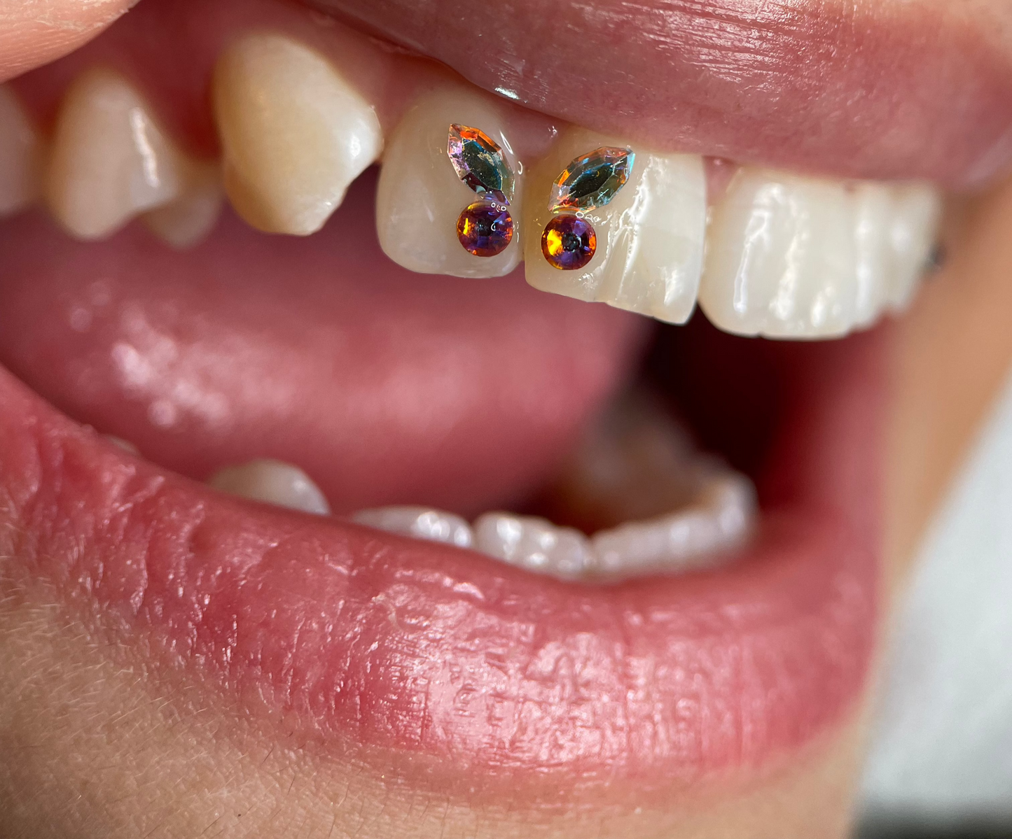 sourire ornée d'un papillon brillant couleur holographic, haute qualité