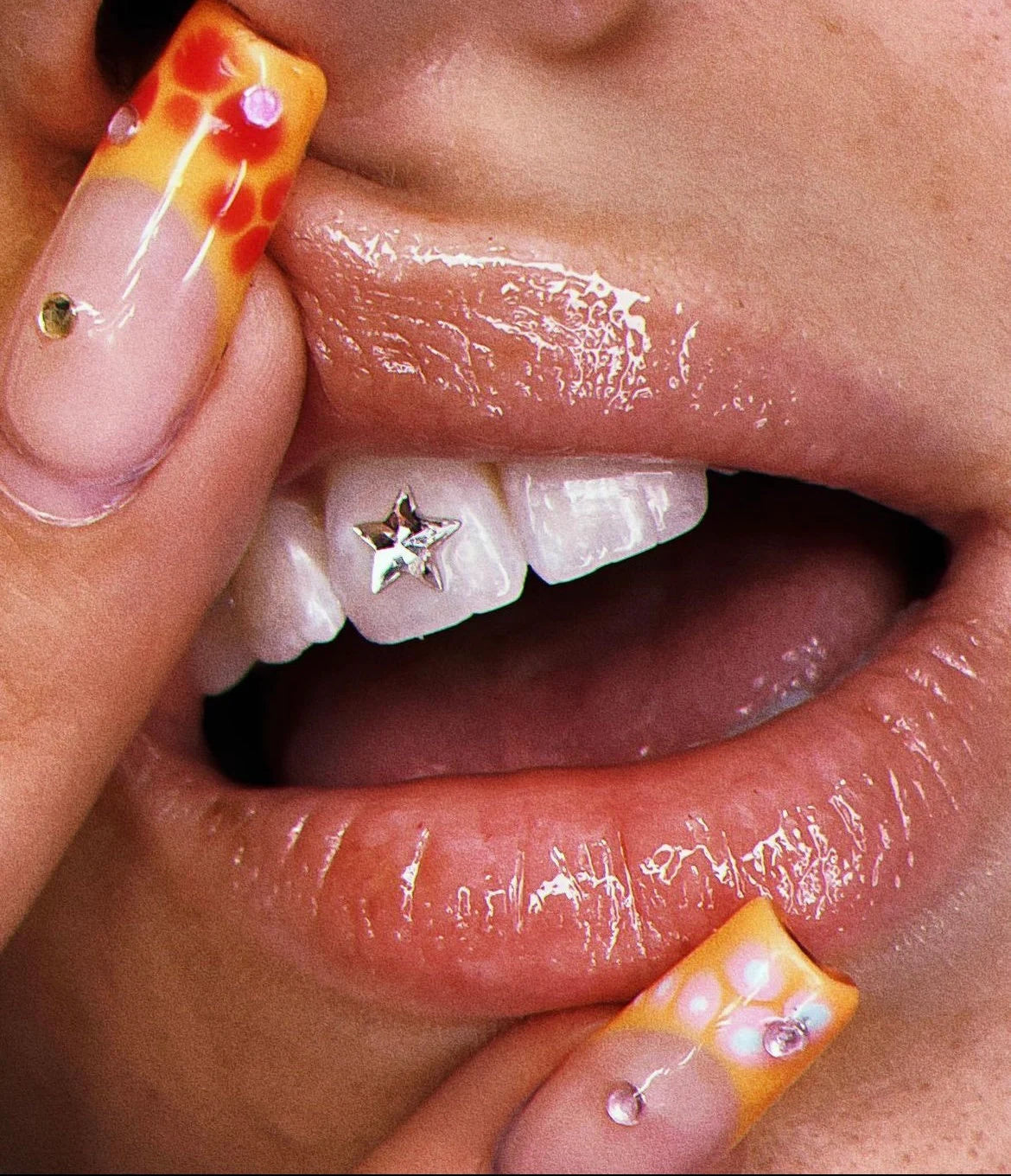sourire ornée d'une grande étoile swarovski couleur crystal