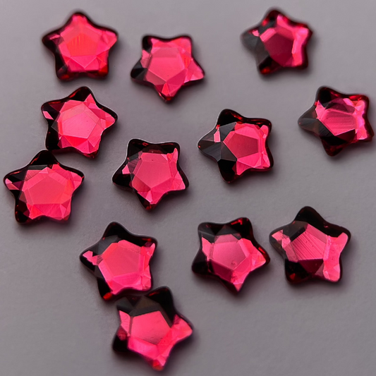 Zoom sur strass baby star Swarovski, teinte cerise éclatante.