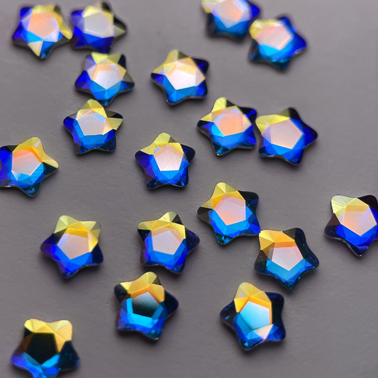 Zoom sur strass dentaire Swarovski en forme de petite étoile, couleur holographic.