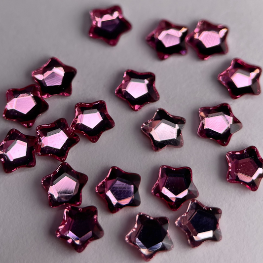 Zoom sur strass dentaire Swarovski en forme de petite étoile, couleur pink baby