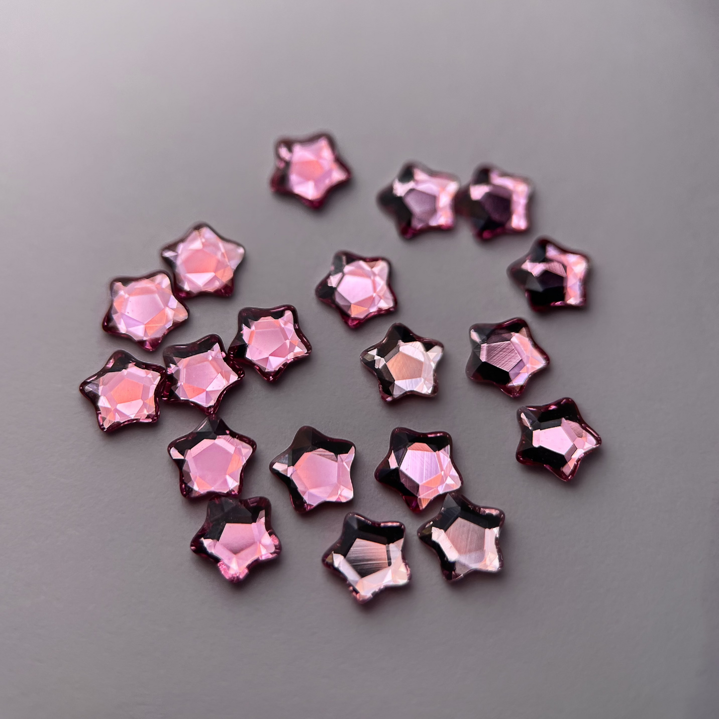 Strass dentaire Swarovski en forme de petite étoile, couleur pink baby, haute brillance, qualité professionnelle.
