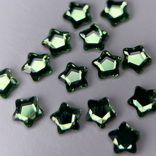 Zoom sur strass dentaire Swarovski en forme de petite étoile, couleur pistachio.