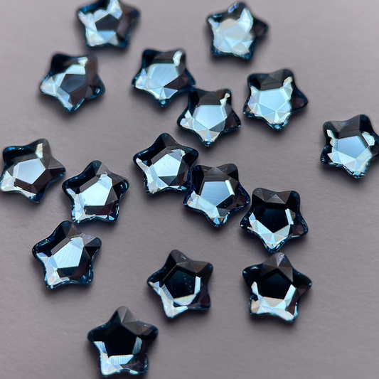 Zoom sur strass dentaire Swarovski en forme de petite étoile, couleur skyblue.