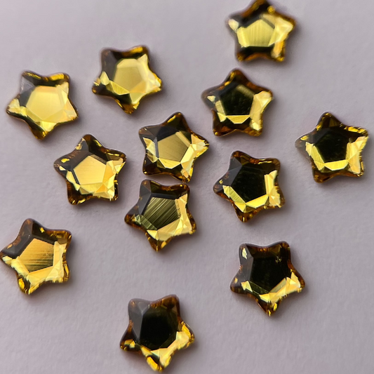 Zoom sur strass baby star Swarovski, jaune soleil lumineux.