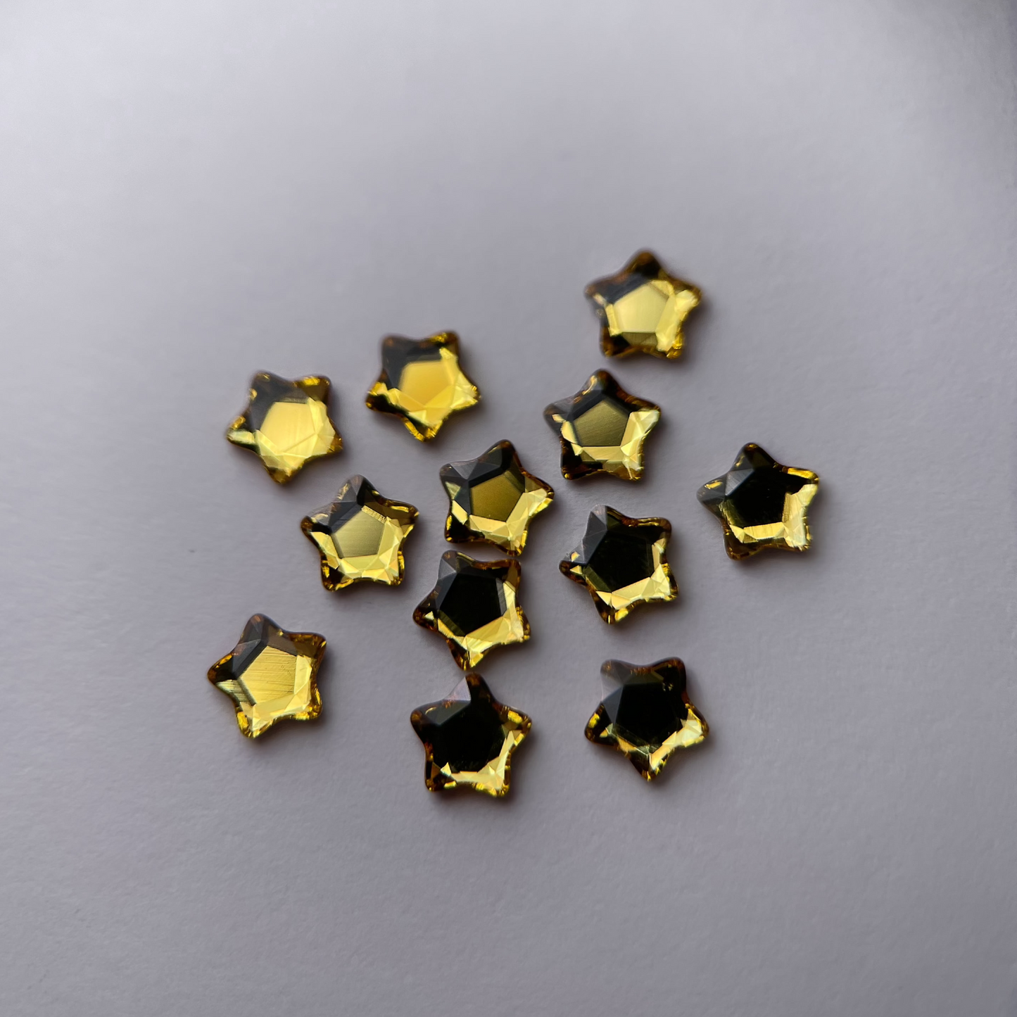 Strass dentaire Swarovski en forme de petite étoile, teinte jaune sunshine éclatante.