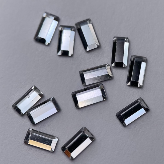 Zoom sur strass baguette cristal.