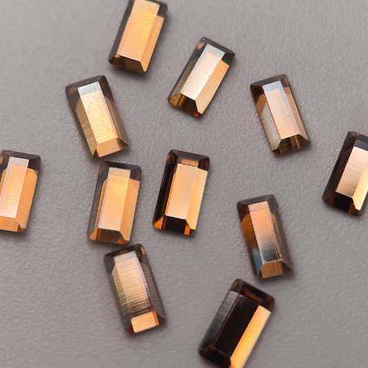 gros plan bijoux dentaire swarovski en forme de baguette, brillance éclatante de couleur dorée