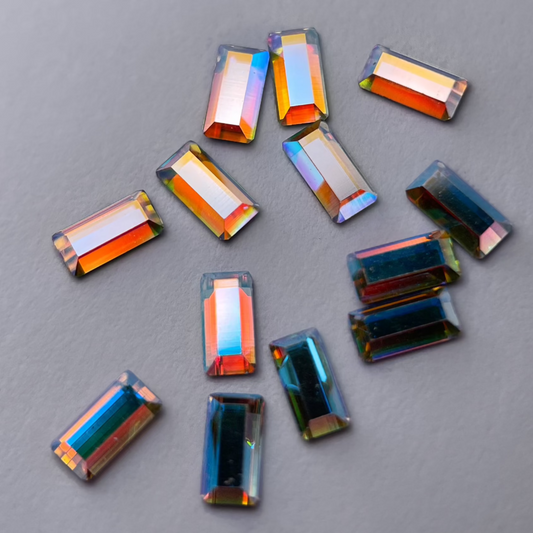 Zoom sur strass baguette holographique éclatant.