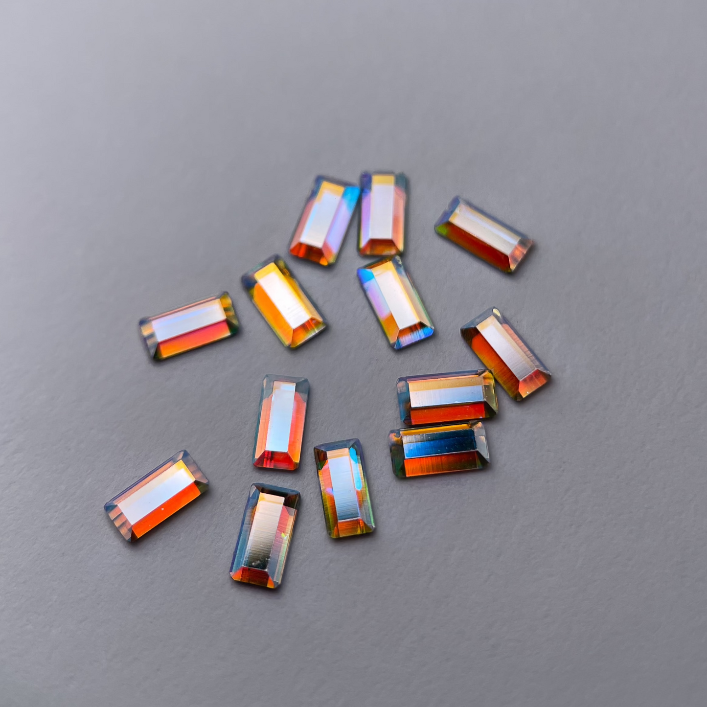 Strass dentaire Swarovski baguette, effet holographique, reflets multicolores.