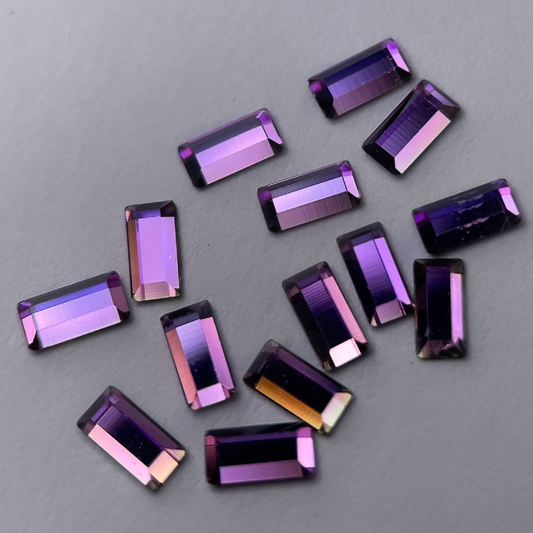 Zoom sur strass dentaire Swarovski en forme baguette, couleur lila.