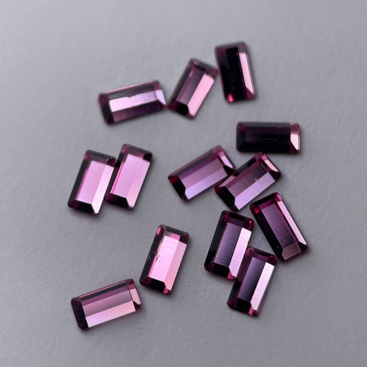 Zoom sur strass dentaire Swarovski en forme baguette, couleur pink baby.