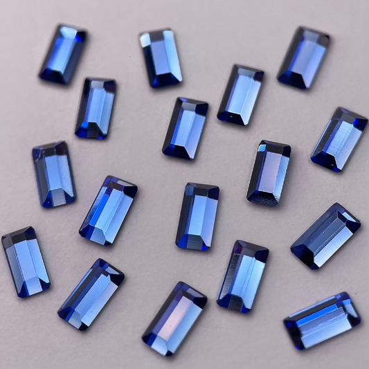 Zoom sur strass dentaire Swarovski en forme baguette, couleur saphir.