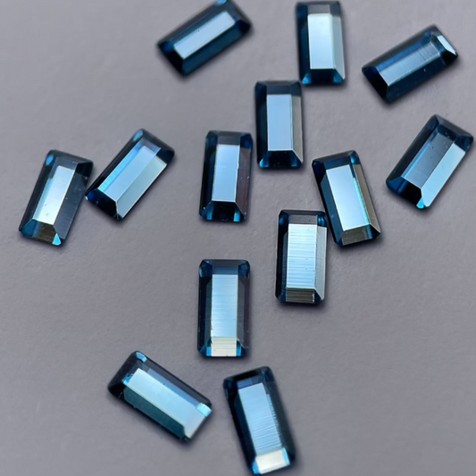 Zoom sur strass dentaire Swarovski en forme baguette, couleur skyblue.