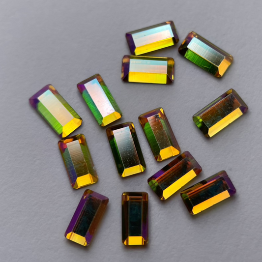 Zoom sur strass dentaire Swarovski en forme baguette, couleur sunshine shimmer.