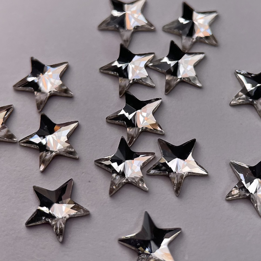 Zoom sur strass dentaire Swarovski en forme de grande étoile, couleur crystal.