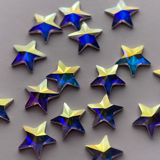 Zoom sur strass dentaire Swarovski en forme de grande étoile, couleur holographic.