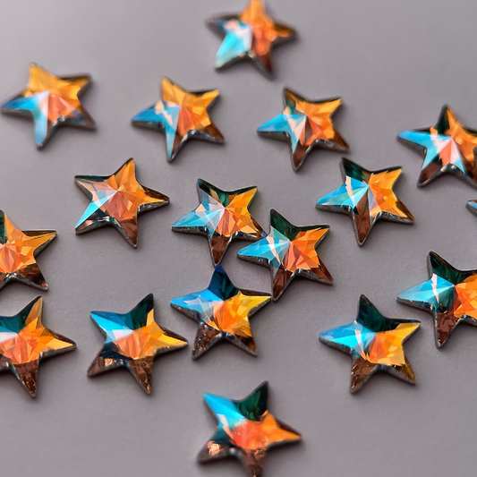 Zoom sur strass Swarovski Big Star, effet Sunwaves lumineux et irisé.