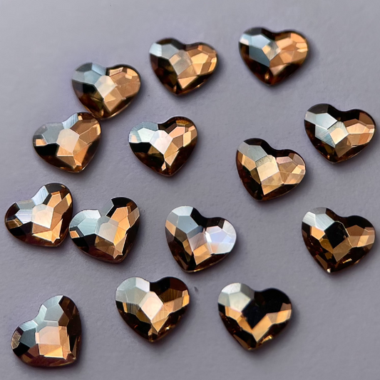 Zoom sur strass dentaire Swarovski en forme de cœur, couleur champagne.