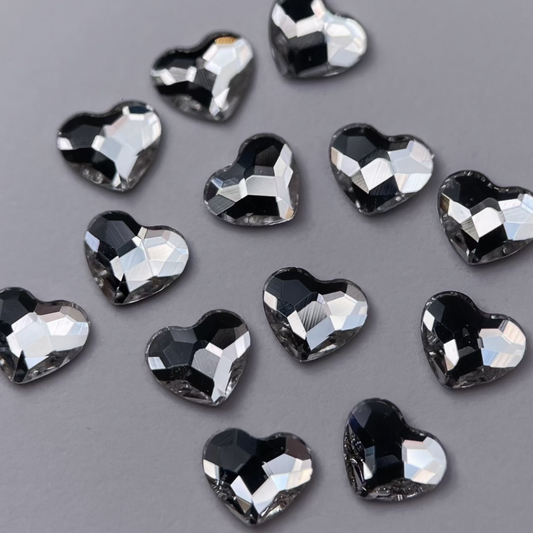 Zoom sur strass dentaire Swarovski en forme de cœur, couleur crystal.