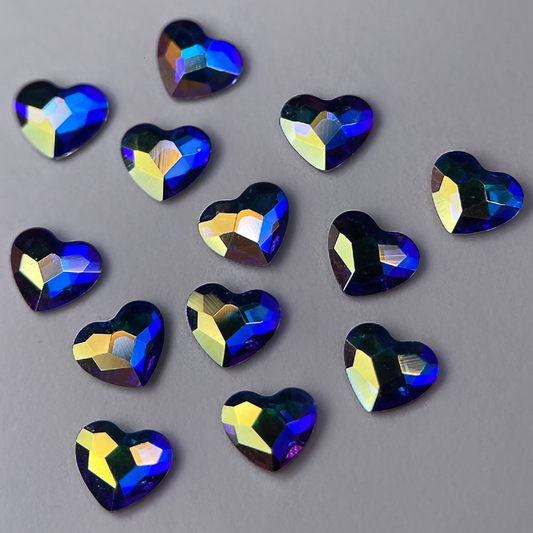 Zoom sur strass dentaire Swarovski en forme de cœur, couleur holographic.