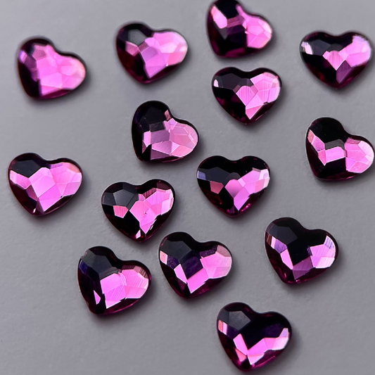 Gros plan sur strass dentaire Swarovski en forme de cœur, couleur pink candy.