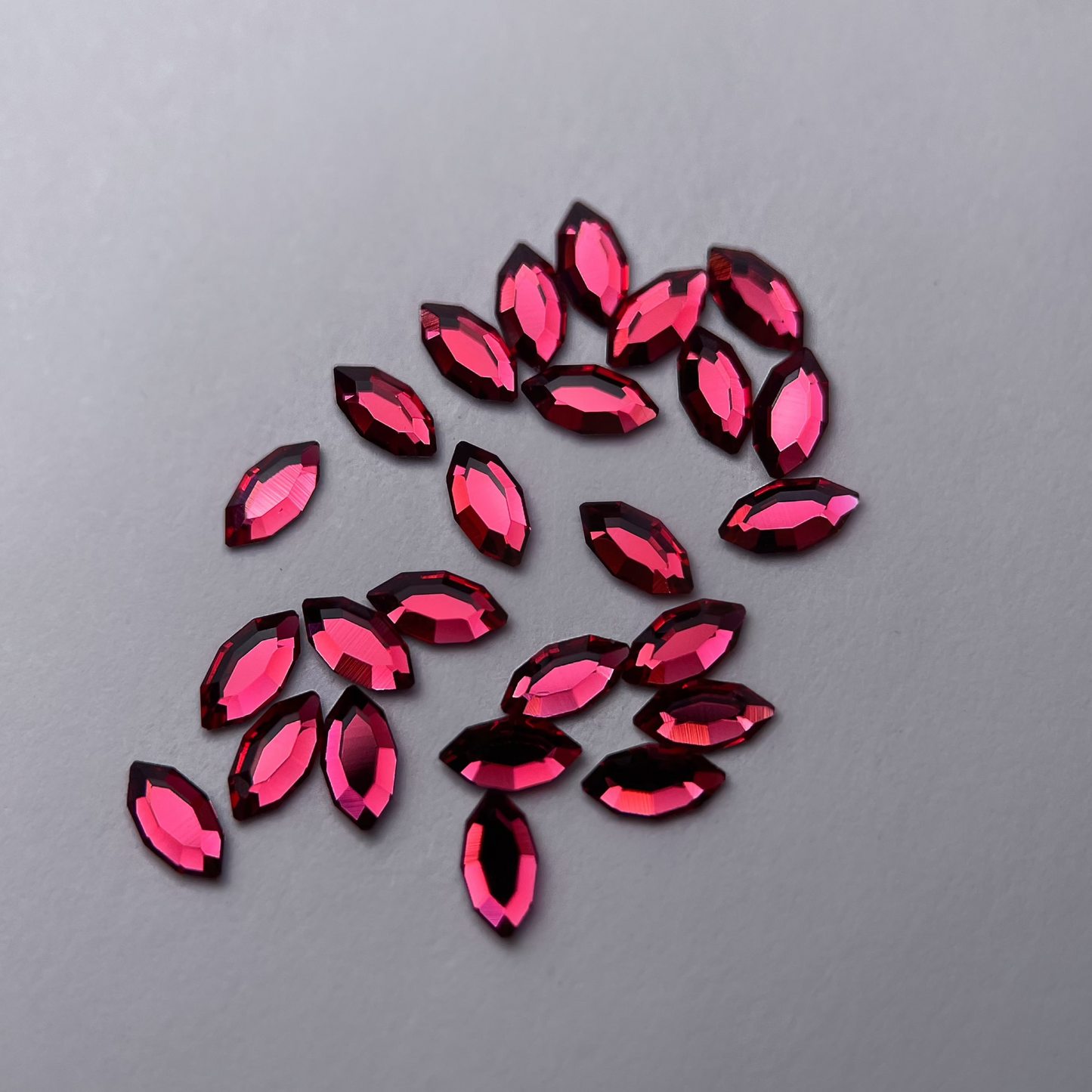 Strass dentaire Swarovski en forme de navette, couleur cherry, haute brillance, qualité professionnelle.