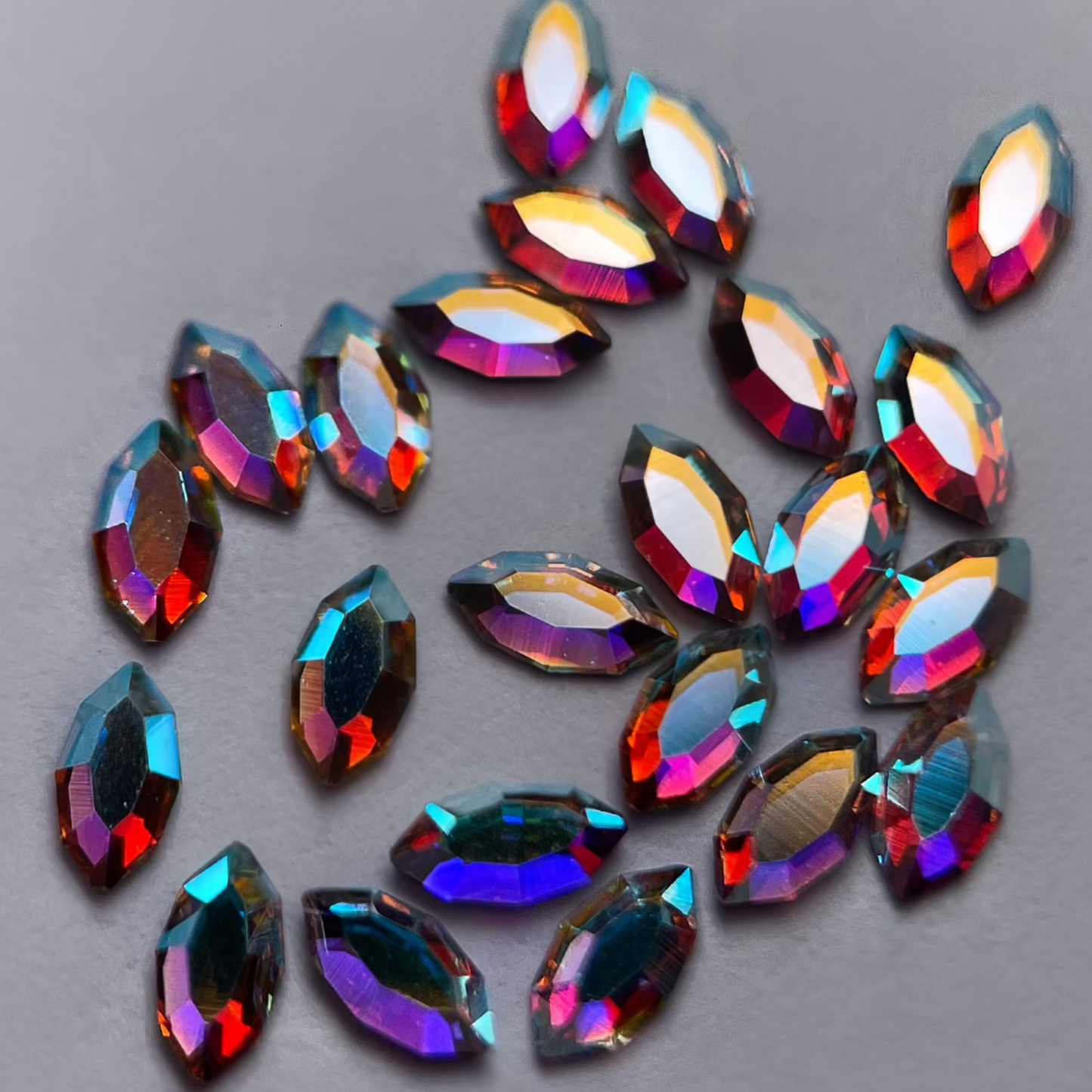 Zoom sur strass dentaire Swarovski en forme de navette, couleur holographic, haute brillance, qualité professionnelle.