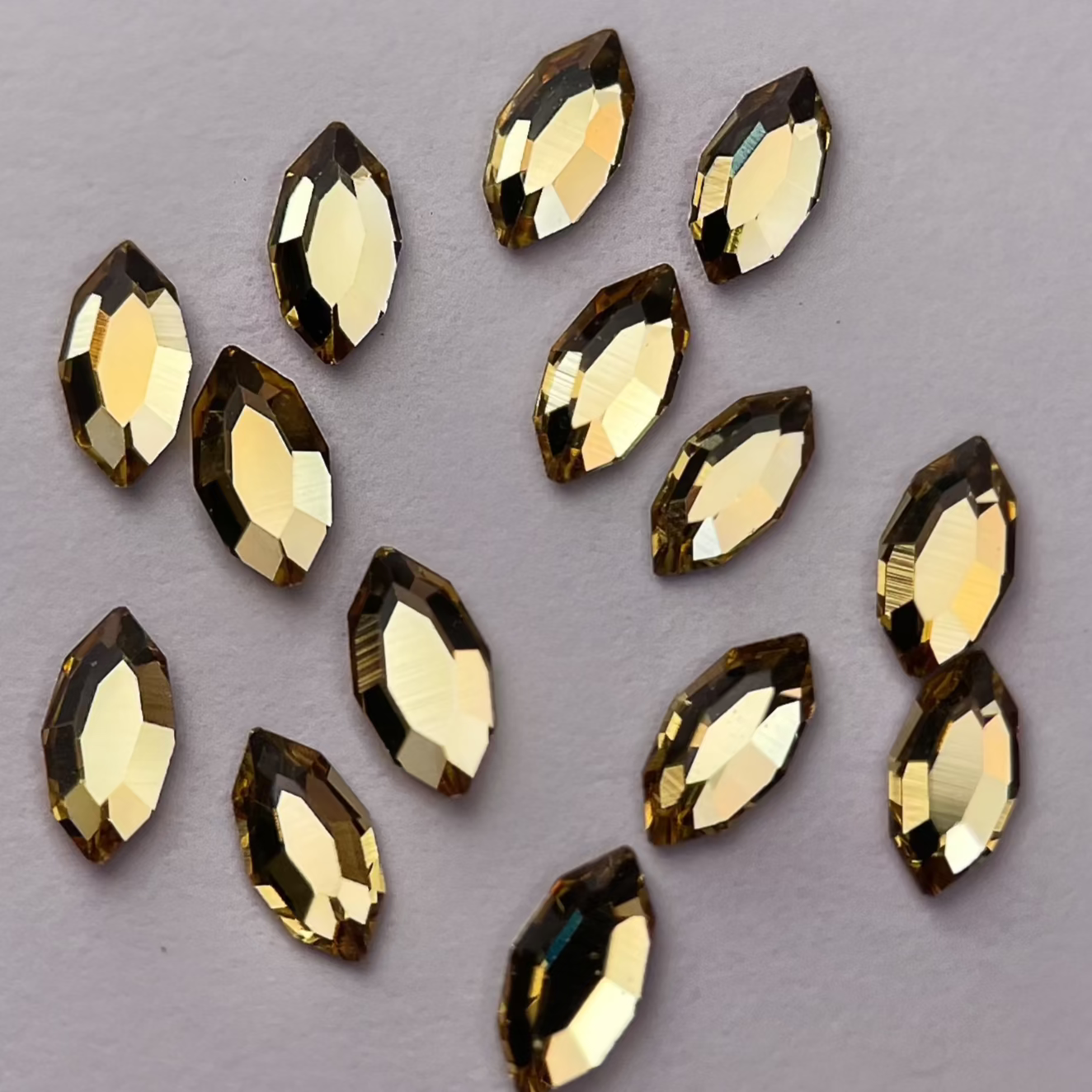 Zoom sur strass dentaire Swarovski en forme de navette, couleur lemon, haute brillance, qualité professionnelle.