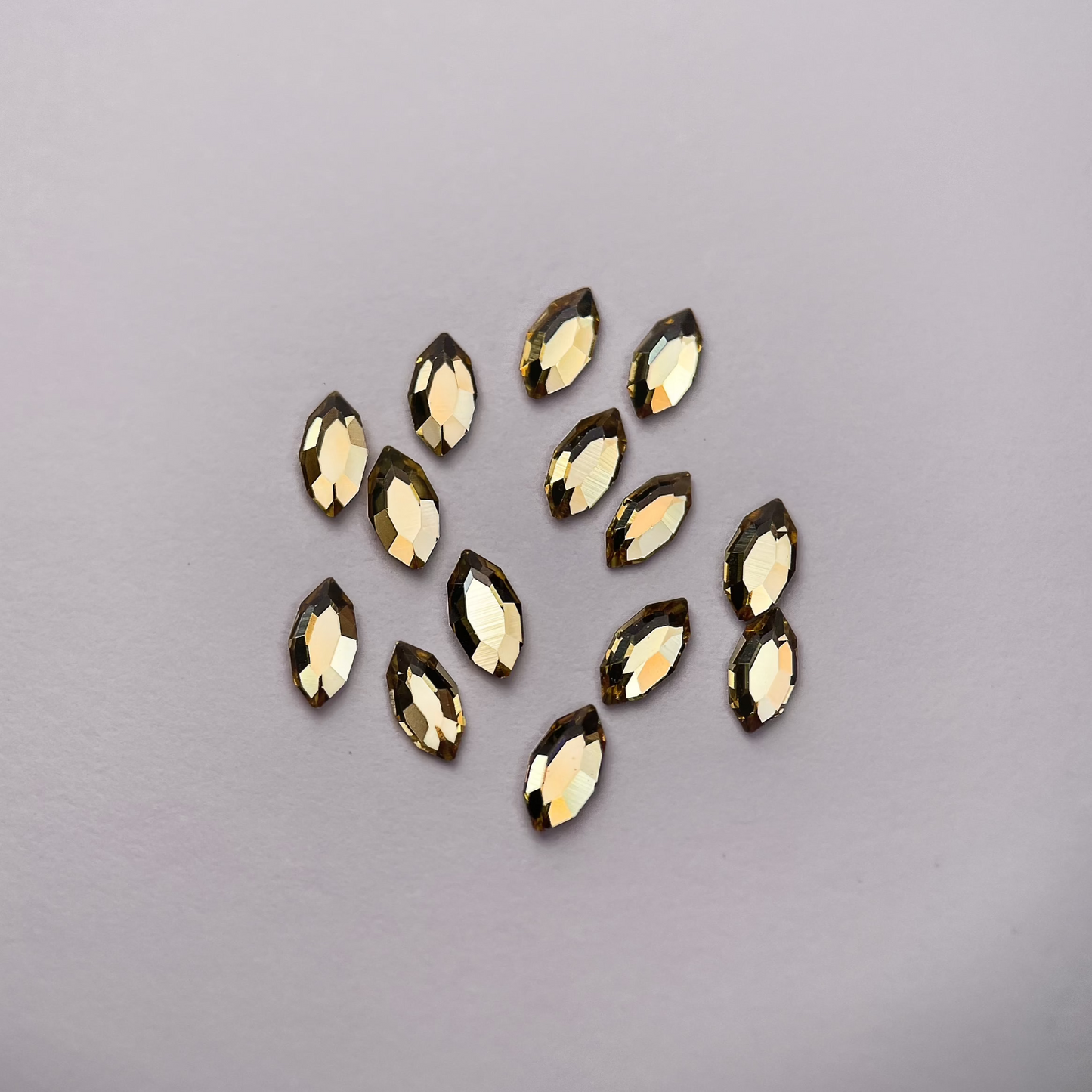 Strass dentaire Swarovski en forme de navette, couleur lemon, haute brillance, qualité professionnelle.