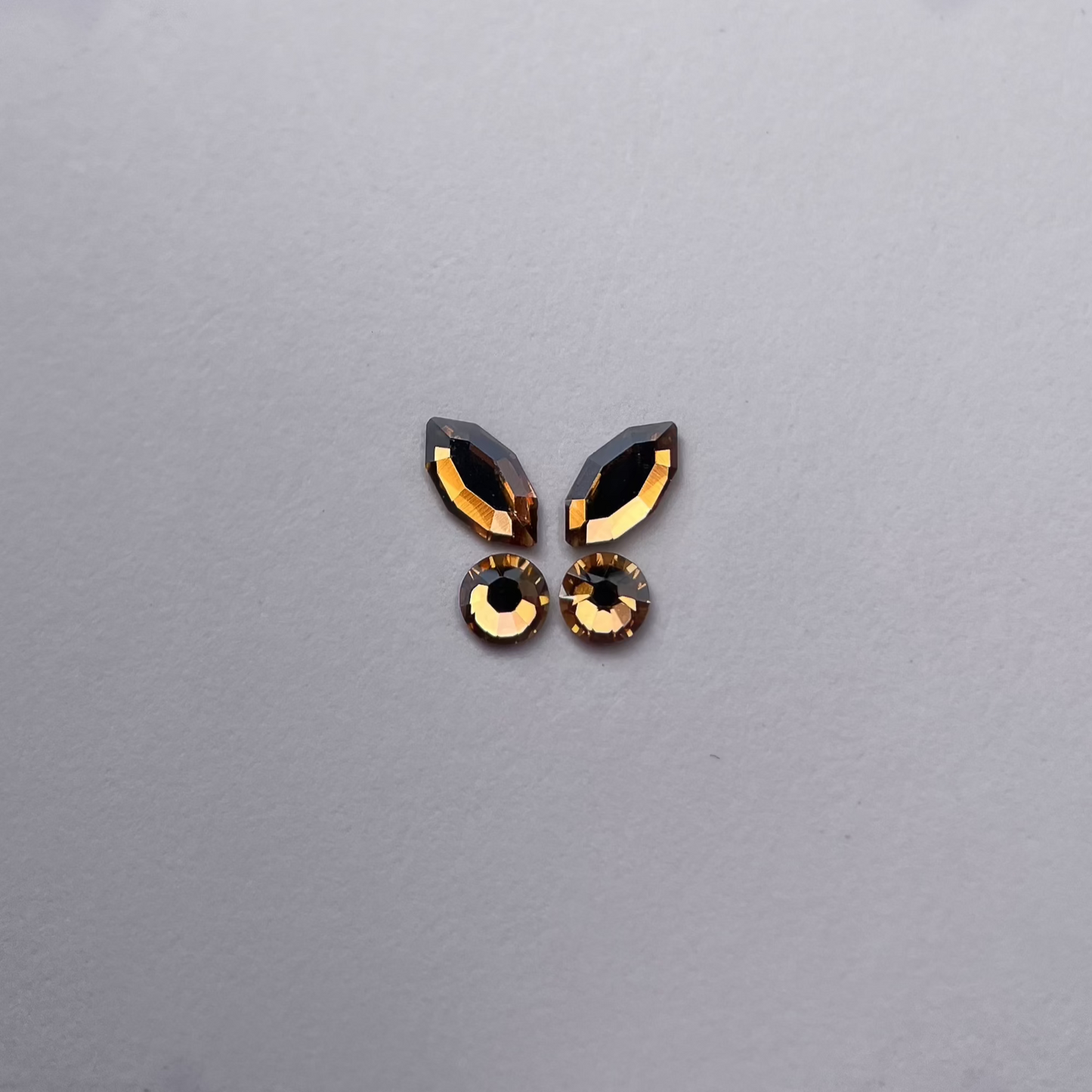 Papillon formé de deux navettes champagne et deux strass ronds coordonnés.