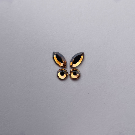 Papillon formé de deux navettes champagne et deux strass ronds coordonnés.