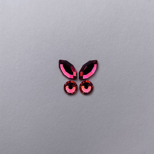 Papillon composé de deux navettes cherry et deux strass ronds.
