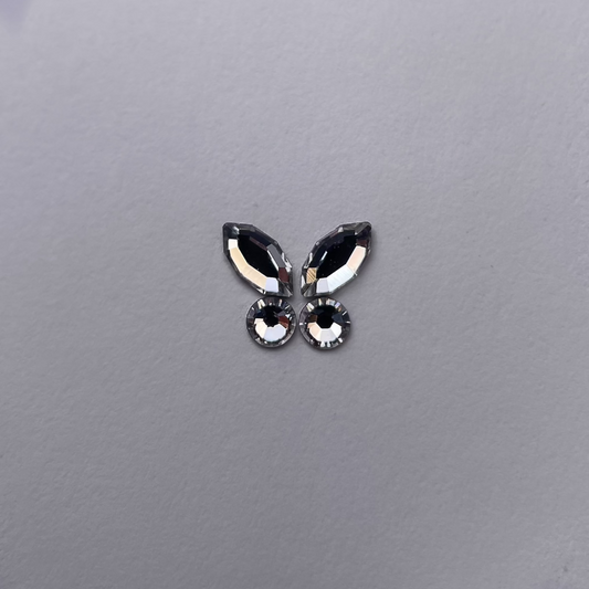 Papillon formé de deux strass navette et deux strass ronds, couleur crystal assortie.