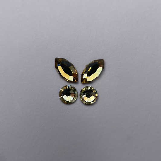 Papillon composé de deux strass navette lemon et deux strass ronds assortis.