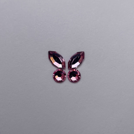 Papillon formé de deux strass navette pink baby et deux ronds assortis.