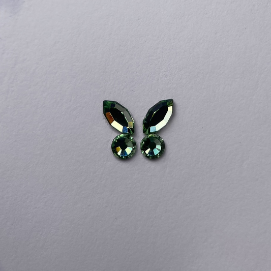 Papillon composé de deux strass navette pistachio et deux strass ronds assortis.