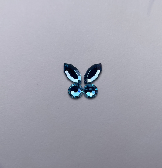 Papillon réalisé avec deux strass navette skyblue et deux strass ronds assortis.