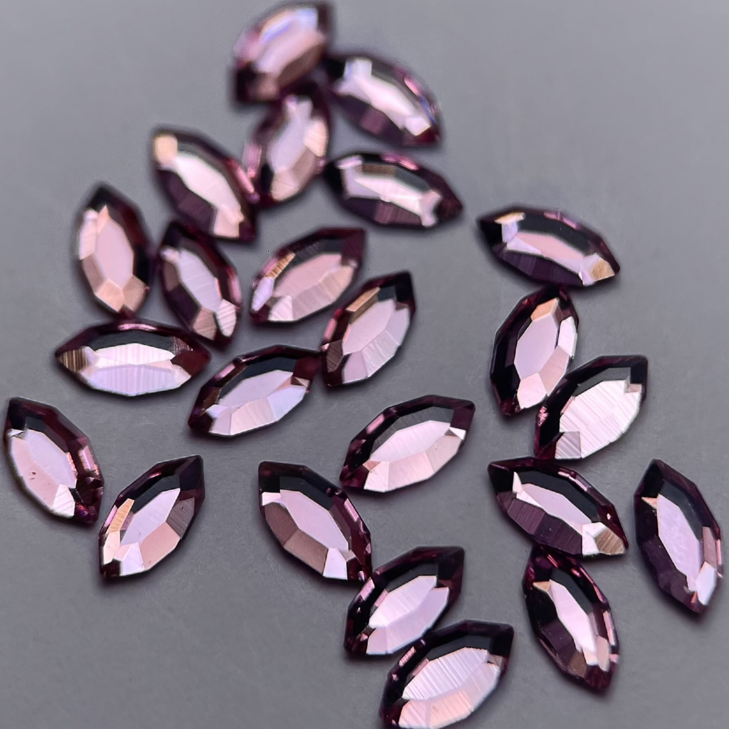 Zoom sur strass dentaire Swarovski en forme de navette, couleur pink baby, haute brillance, qualité professionnelle.