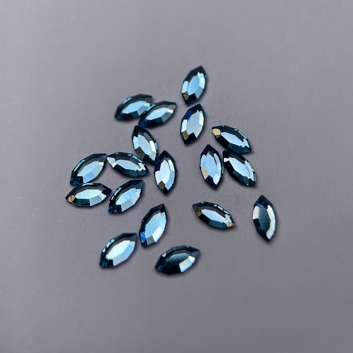 Strass dentaire Swarovski en forme de navette, couleur skyblue, haute brillance, qualité professionnelle.