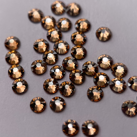 Zoom sur strass rond couleur champagne.