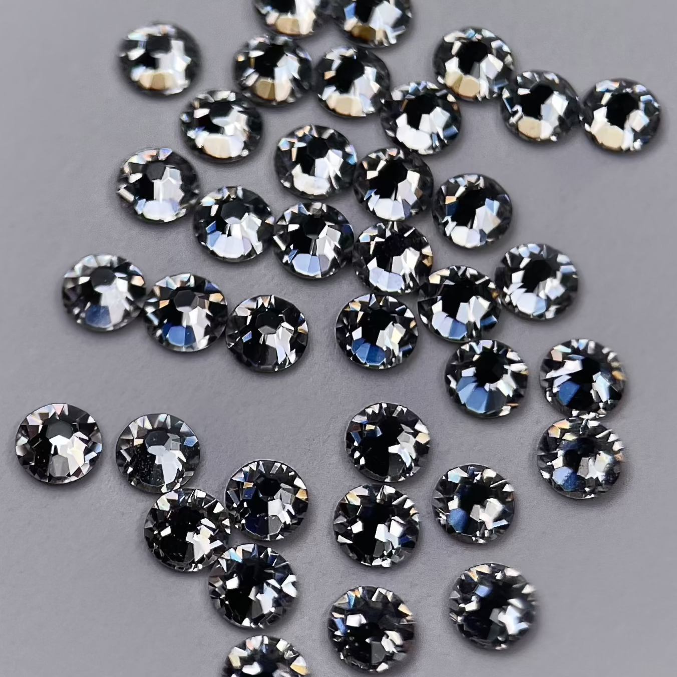 Zoom sur strass dentaire Swarovski en forme ronde, couleur crystal.