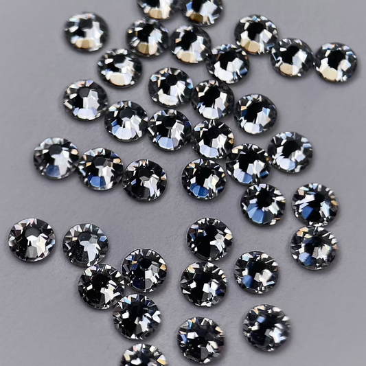 Zoom sur strass dentaire Swarovski en forme ronde, couleur crystal.