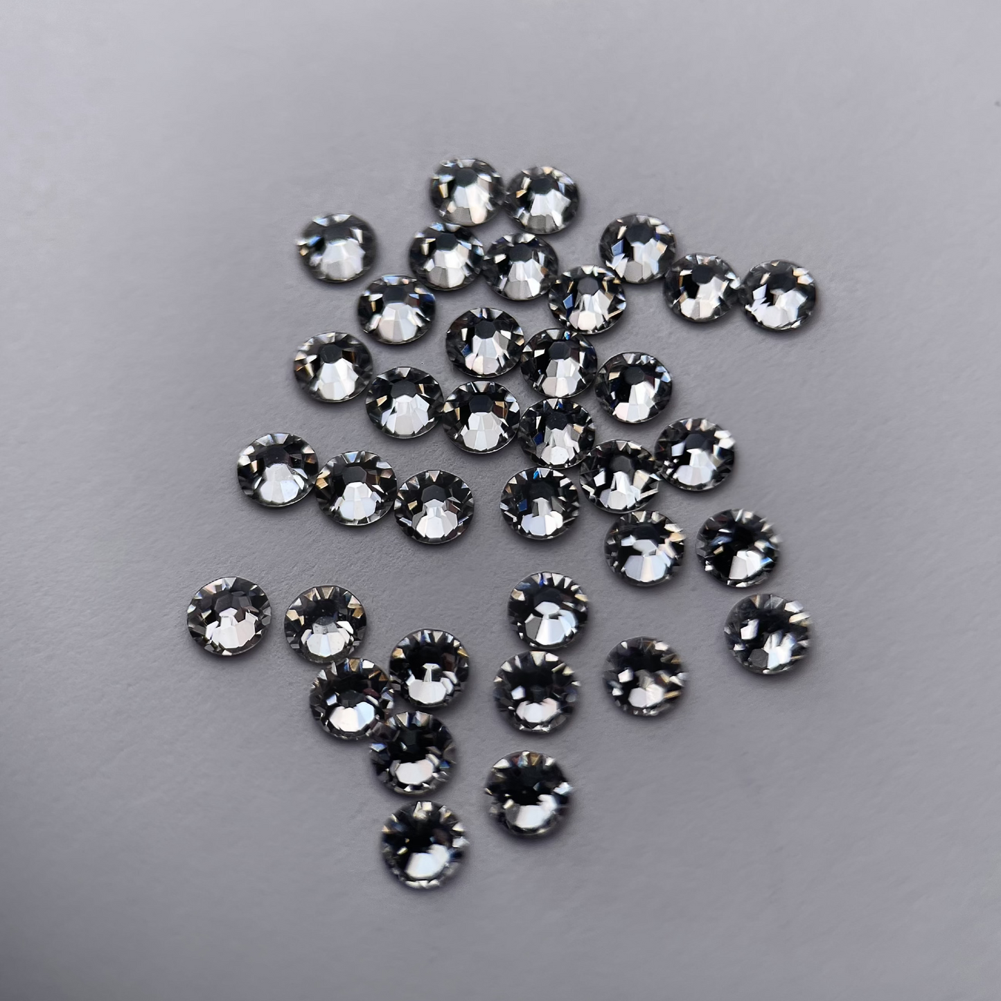 Strass dentaire Swarovski en forme ronde, couleur crystal, haute brillance, qualité professionnelle.