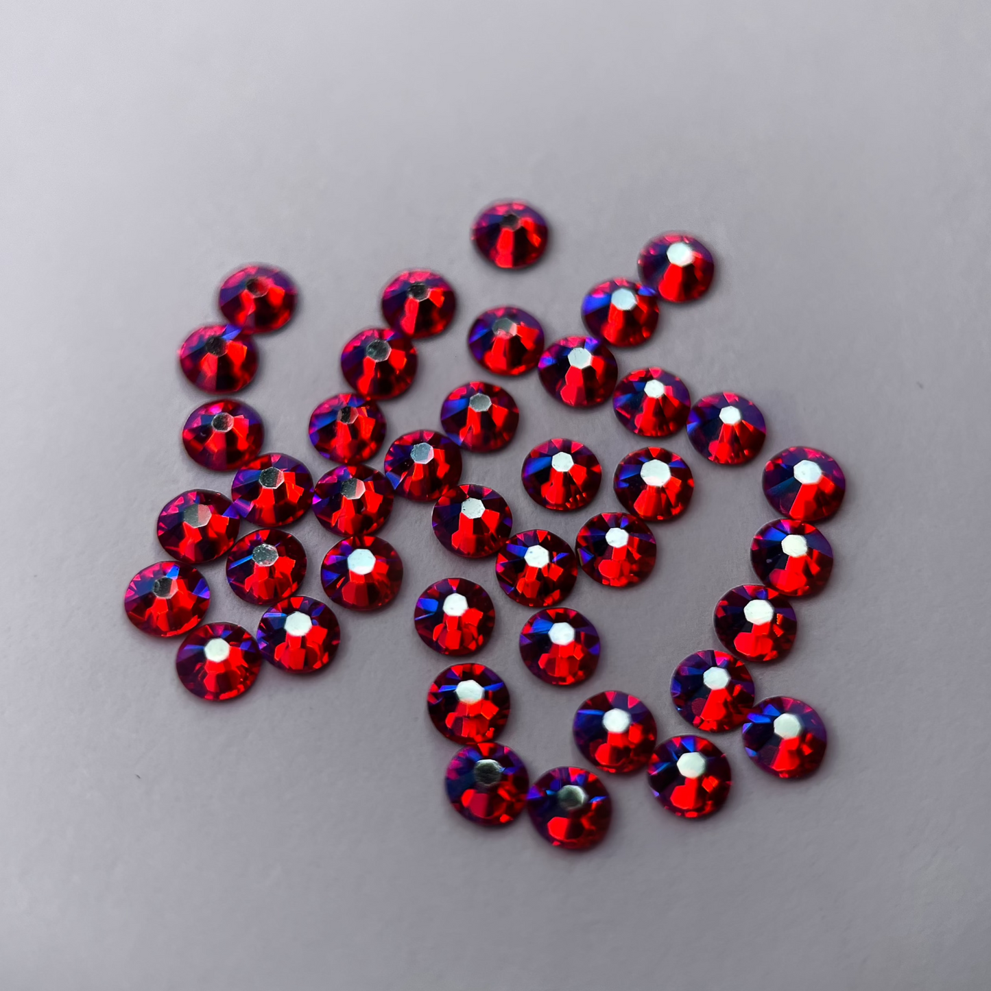 Strass dentaire Swarovski rond, effet AB, teinte fuchsia vive.
