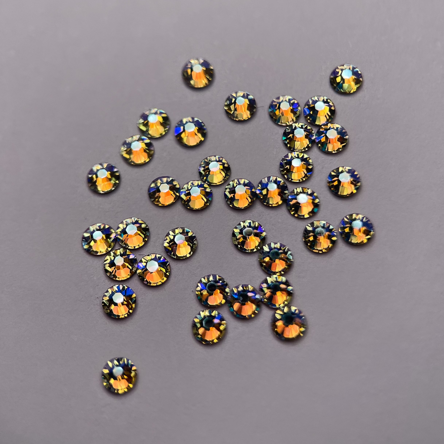 Strass dentaire Swarovski rond, effet golden shimmer, éclat doré subtil.
