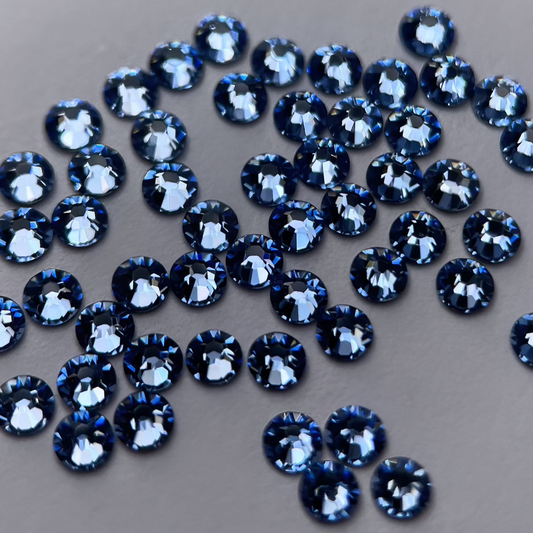 Zoom sur strass rond effet givré.